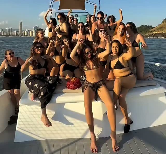 Grupo de amigas reunidas no convés de proa