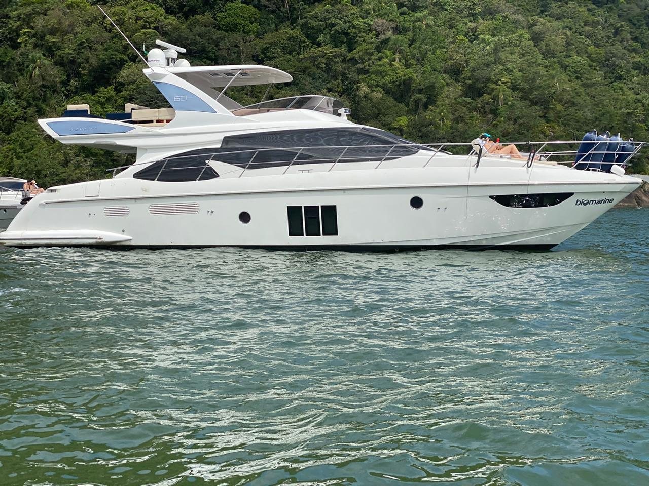 Azimut 50 navegando junto à costa de mata atlântica