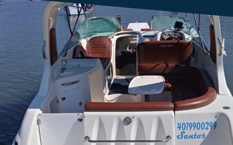 Triton 280 vista da popa, estofados em couro caramelo