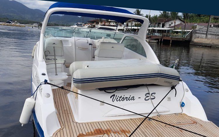 Vitória ES 35 atracada, deck de teca na popa